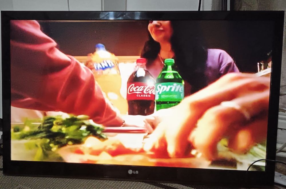 Продам телевизор 109см LG