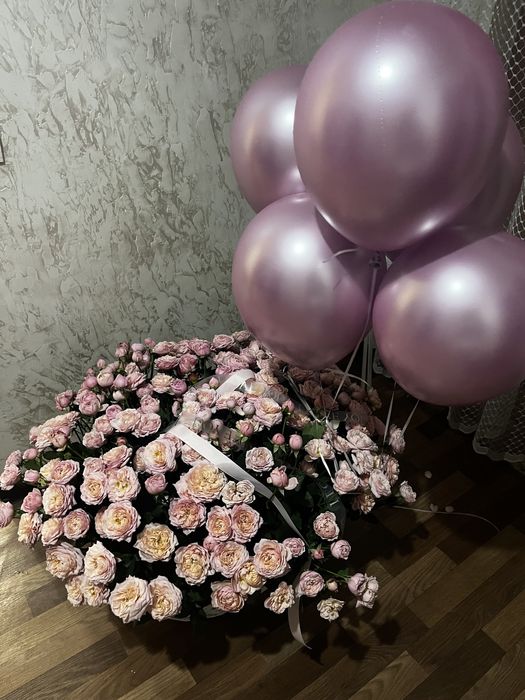 Цветы в корзине с шариками