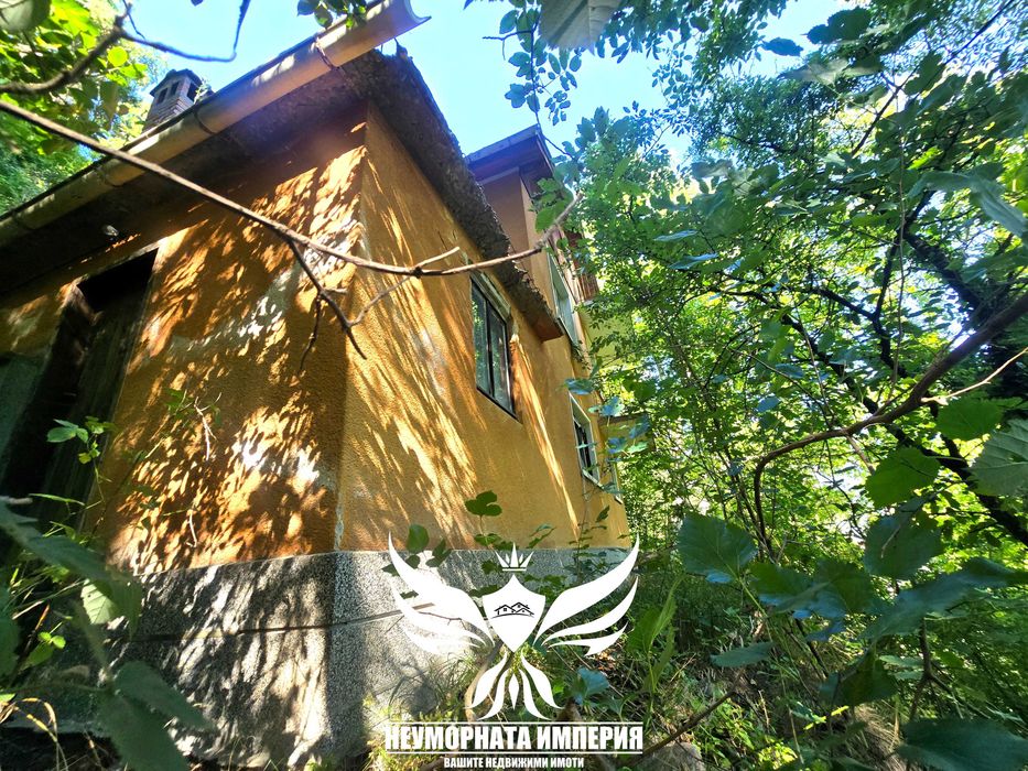 Продавам двуетажна вила/къща 99РЗП с 965кв.м. двор в село Югово общ.Лъки