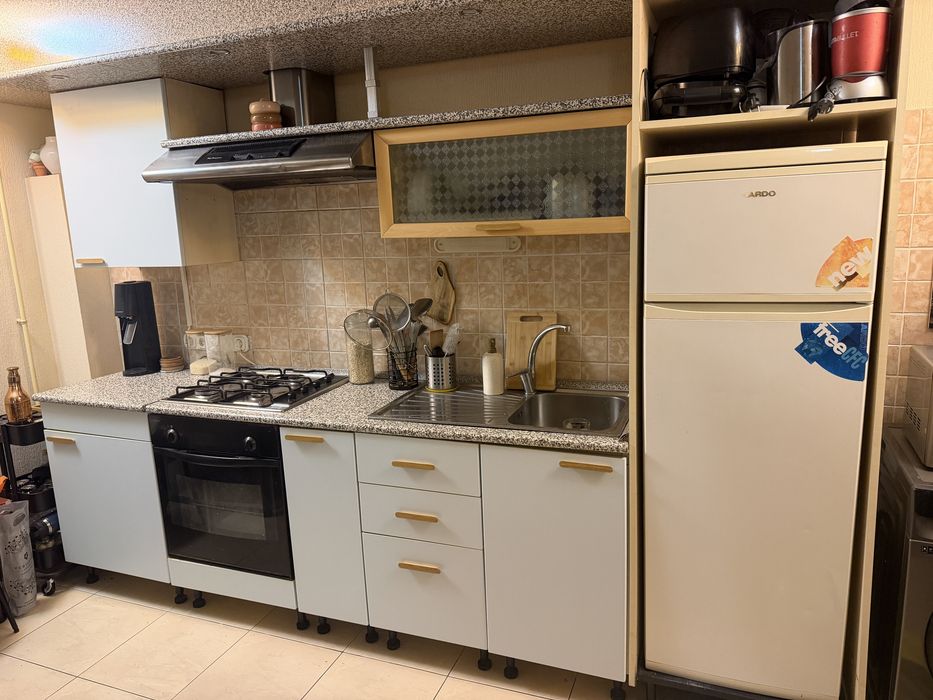 Vand mobila de bucatarie completa cu electrocasnice incluse hota, aragaz, cuptor si frigider.