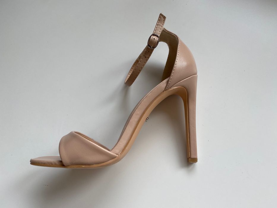 Бежови сандали на висок ток