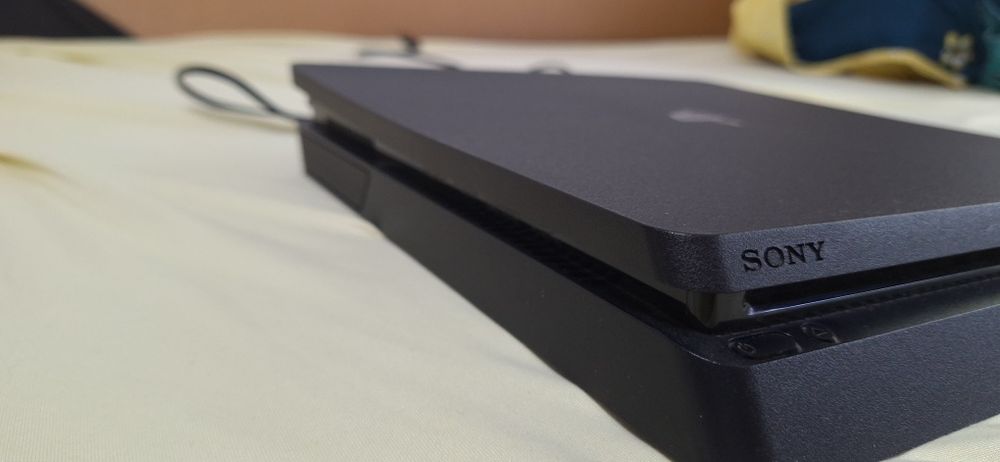 Vând ps4+2 controlere+stație de încărcare pt controlere+10 jocuri