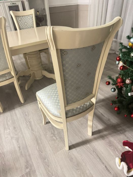 Стол со стульями