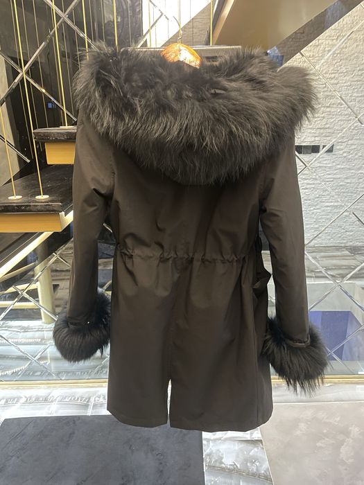 Черна парка с лисица