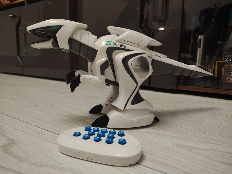 Robot dragon cu multimple functii