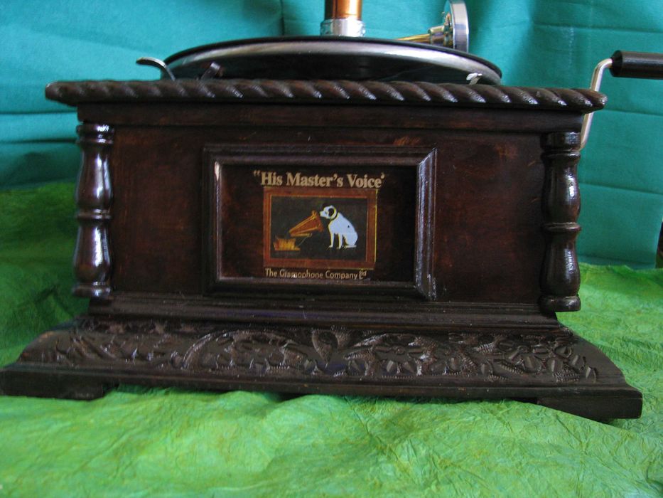 Грамофон с фуния - HMV - началото на 20 в -реплика