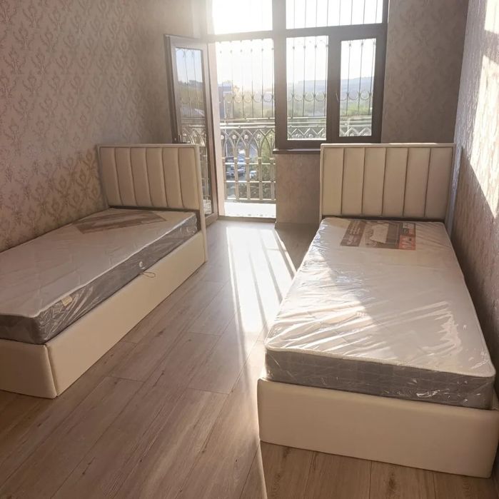 Односпальная мягкая кровать в классическом стиле