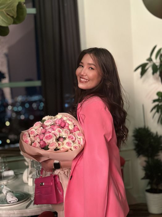 Розовый пиджак и белое платье