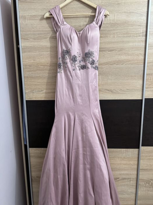 Абитуриентска рокля