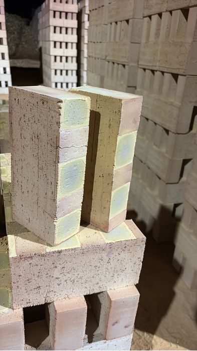 Жженый красный кирпич