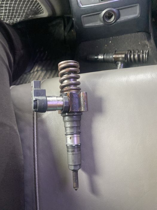 Vand 2 injectoare  passat b6 2.0  cod motor bmr