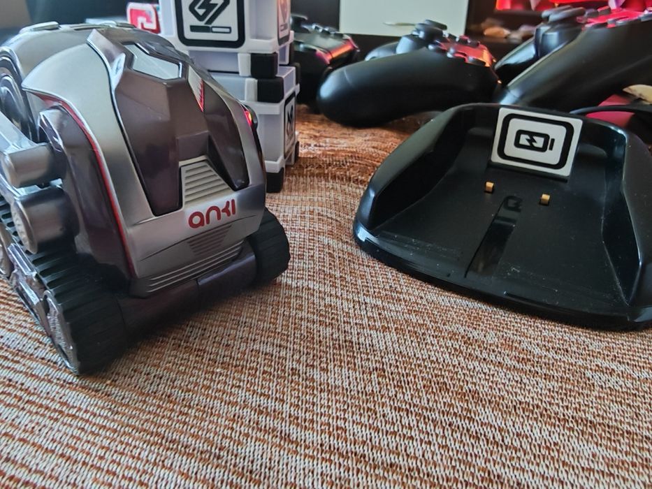 Продавам робот Cozmo лимитирана серия