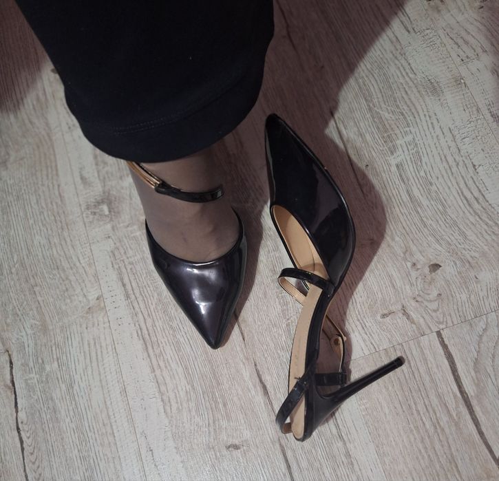Pantofi cu toc marimea 38  60 lei sau 2 la 100