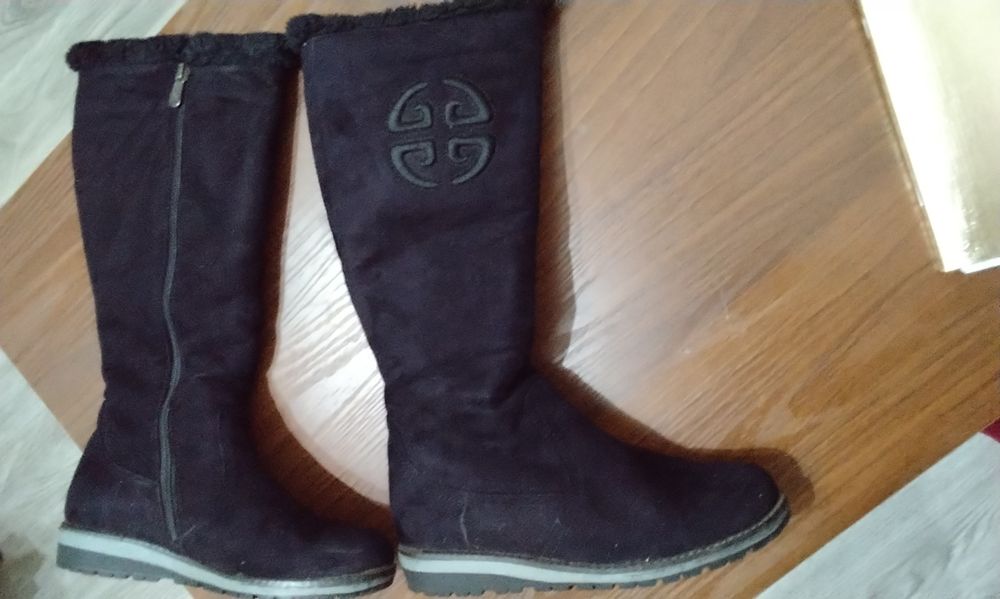 Продаю зимние женские сапоги.