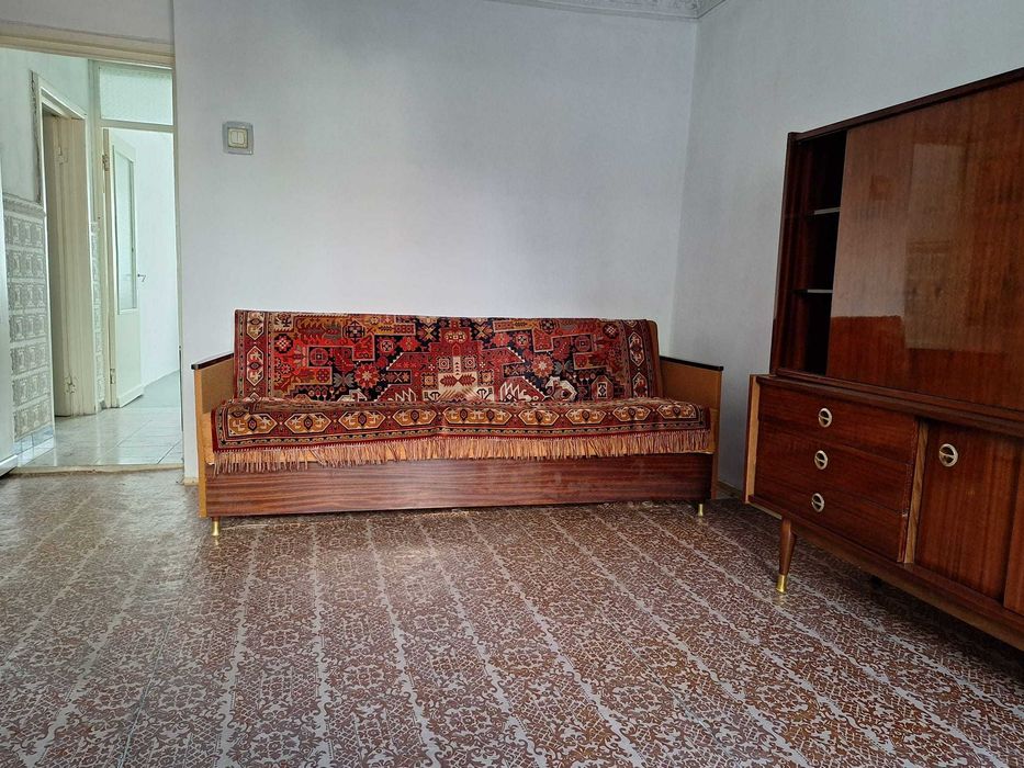 Vanzare set mobilier: canapea, dulap si 2 vitrine