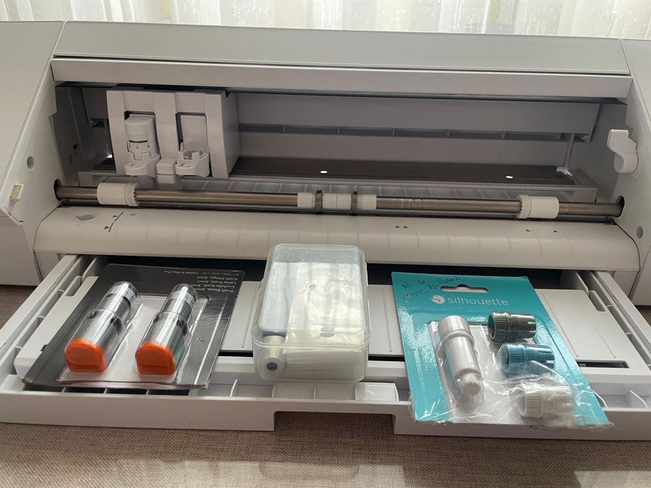 Silhouette Cameo 4 – PACHET COMPLET cu accesorii incluse
