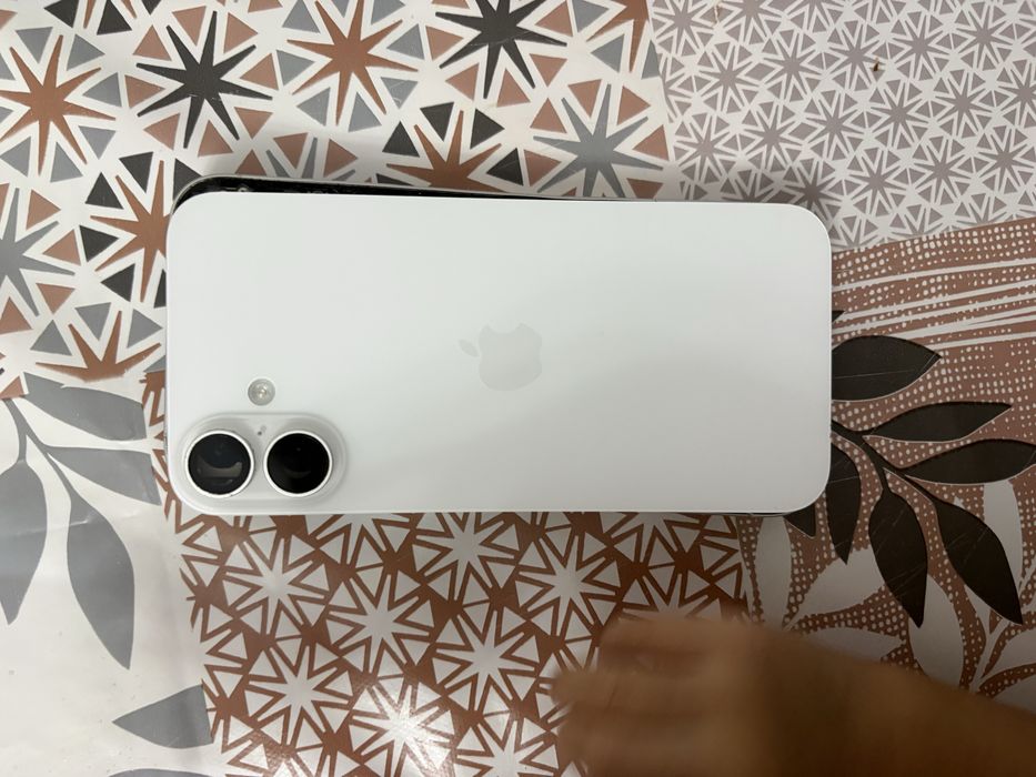 iPhone 16+ телефон