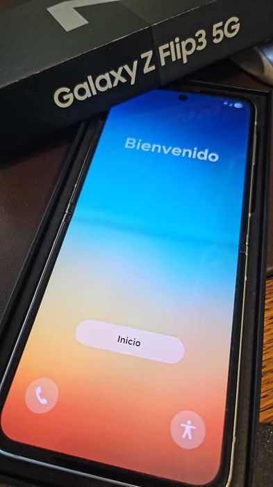 Vand telefon Samsung Z Flip 3 perfect funcțional cu capacul de spate ușor fisurat