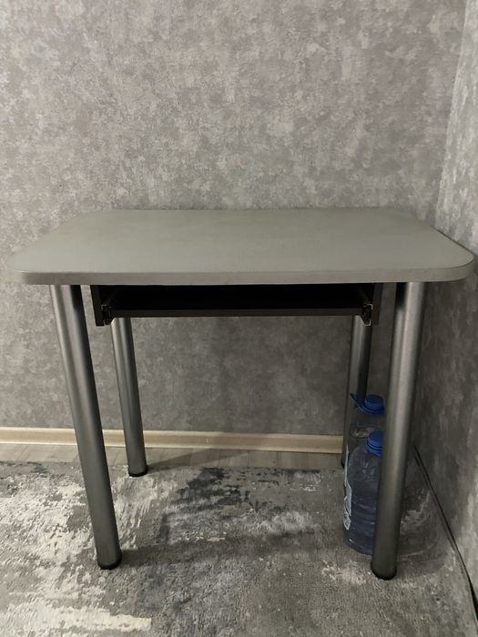 Стол стоял на кухне