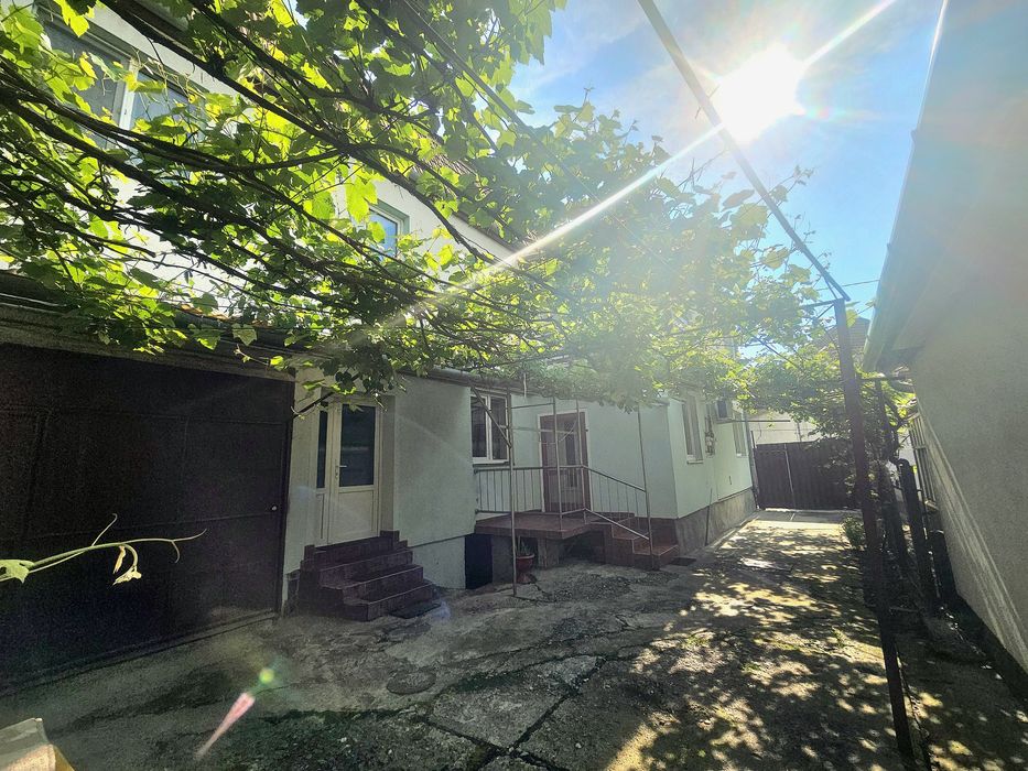 Vand/Schimb Casa zona centrala, 2 apartamente separate, garaj, curte