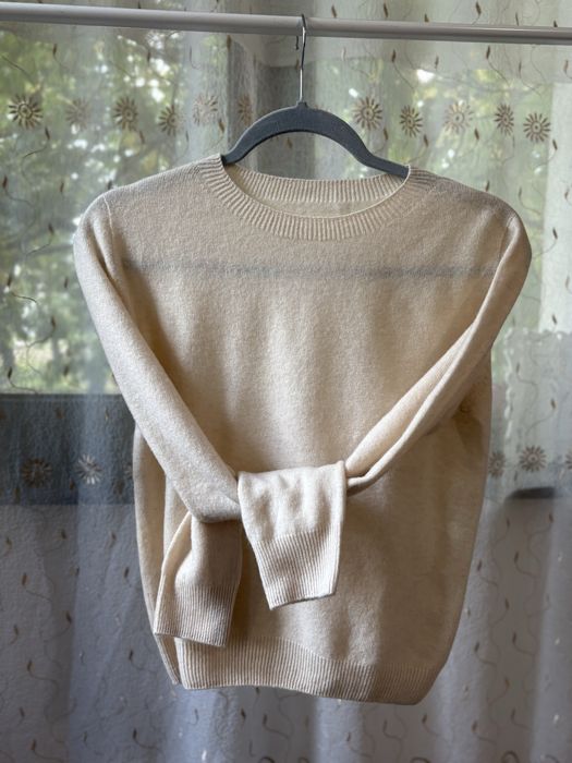 Пуловер от мека вълна наподобяваща кашмир