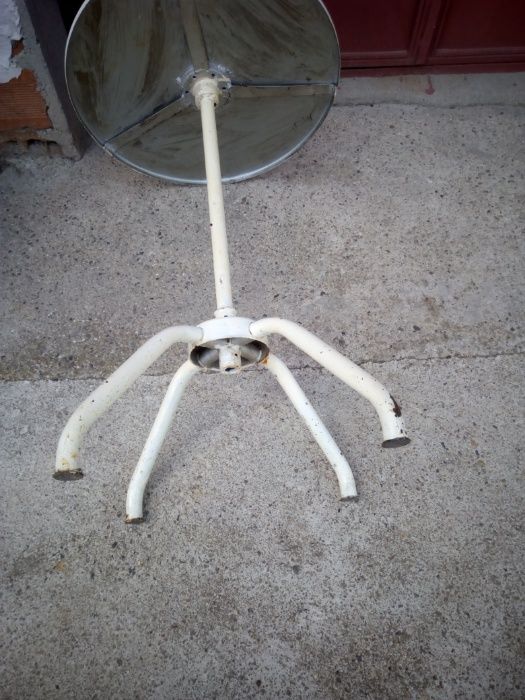 Стара желязна масичка