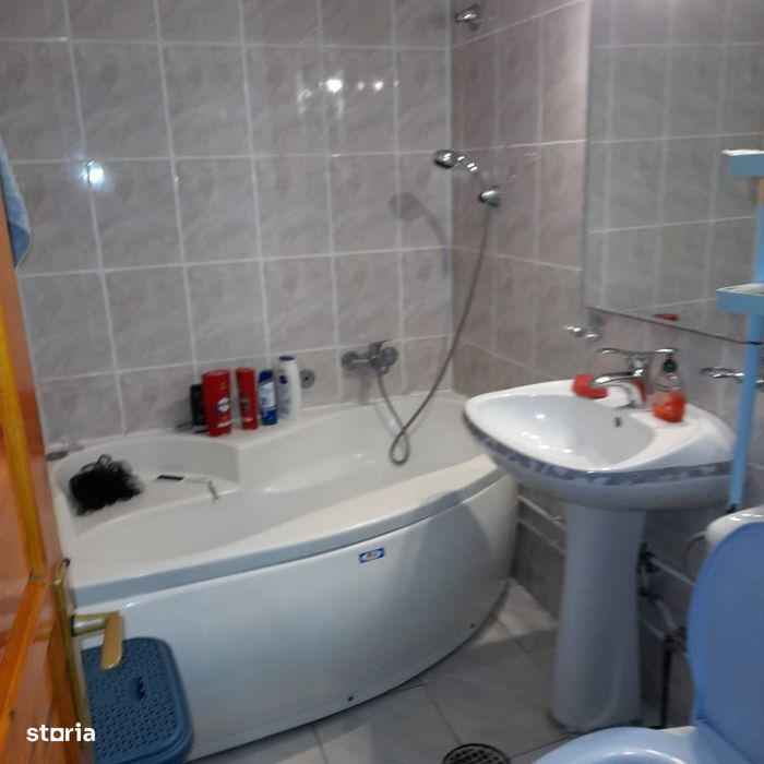Inchiriez apartament cu 3 camere lângă Liceul Petru Rares.
