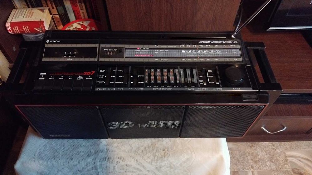 Радиокасетофон Hitachi TRK-7620E 3D Super Woofer