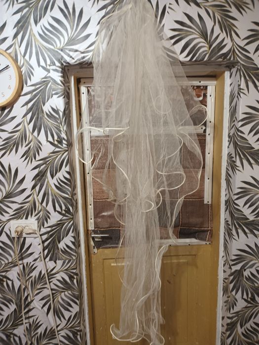 Rochie mireasa frumoasa acliptoare  marimea M aproape noua 1700ron neg