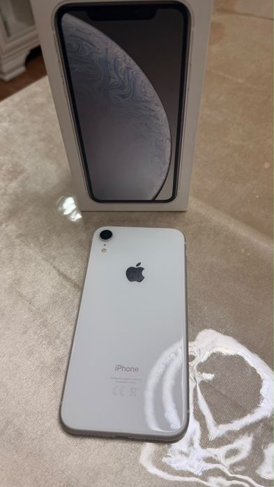 iPhone xr в идеальном состоянии в одних руках