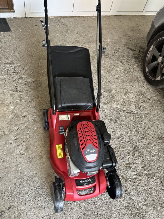 Vand masina de tuns iarba noua pe benzina
