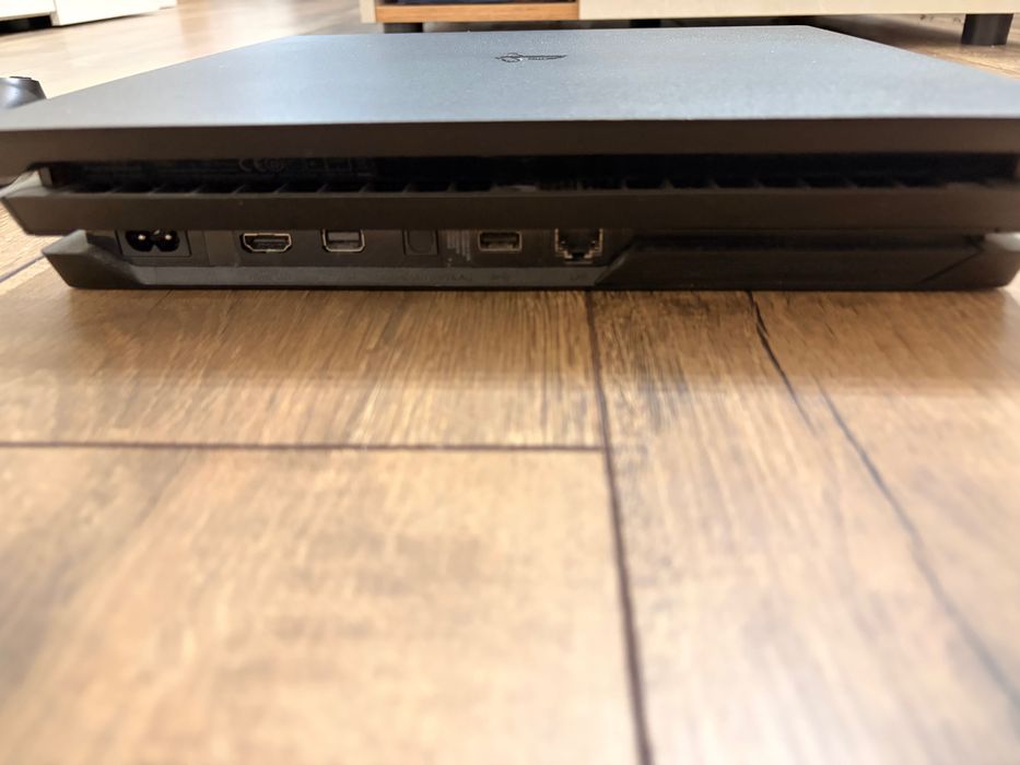 PS4 Pro 1TB + 2 оригинални джойстика + 5 игри. ЗА БЪРЗИТЕ НАМАЛЯМ!!!