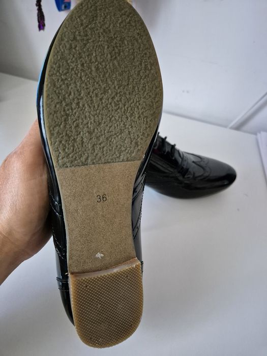 Vând pantofi din piele lacuita,marca Staccato