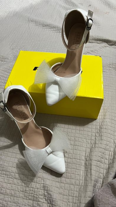 Каблук новая белая