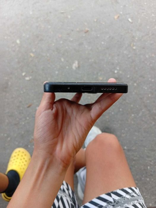 Redmi 12,256 гб/8гб оперативки
