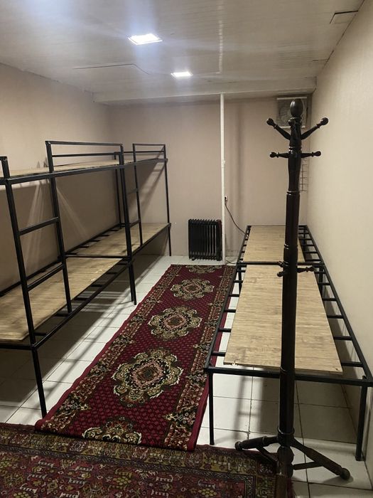 Talabalar uchun shinamgina issiq yotoqhona. Dush sanuzel bor.