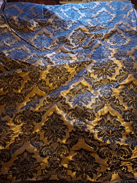 Плат за завеси, плътен, става и за шалте или покривало на диван.