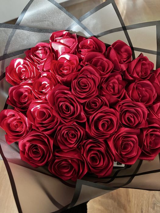 Букет рози със сатенен плат