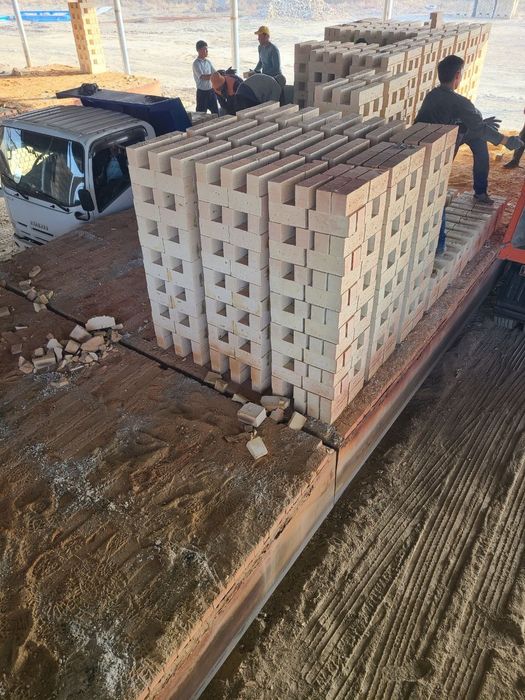 Teshik va butun gisht bor