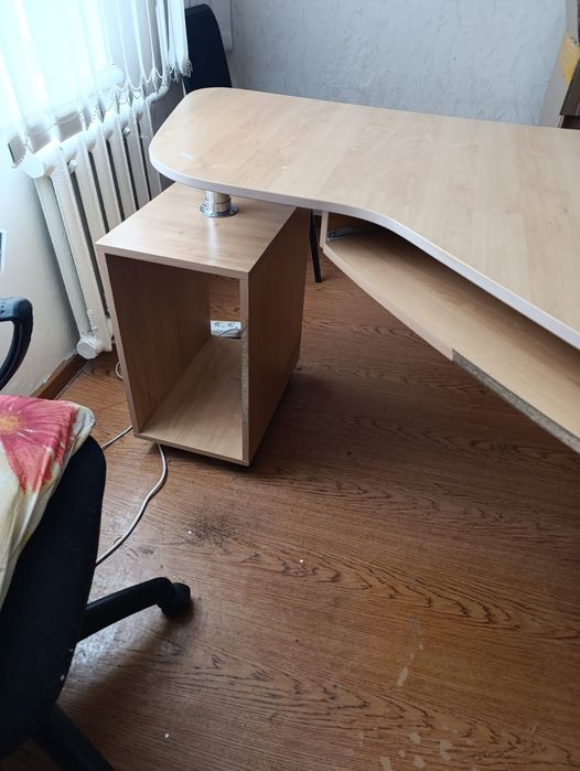 Продам стол офисный