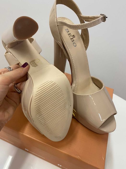 Елегантни обувки на висок ток - 40 номер