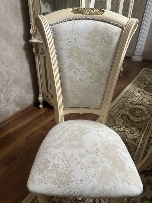 Стол со стульями для гостиной