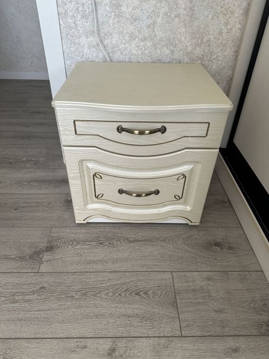 Продам кровать , комод , и 2 тумбы