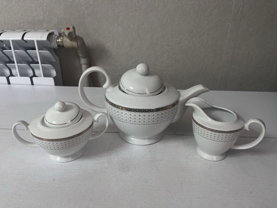 Сервизы чайник и сахрница, молочница