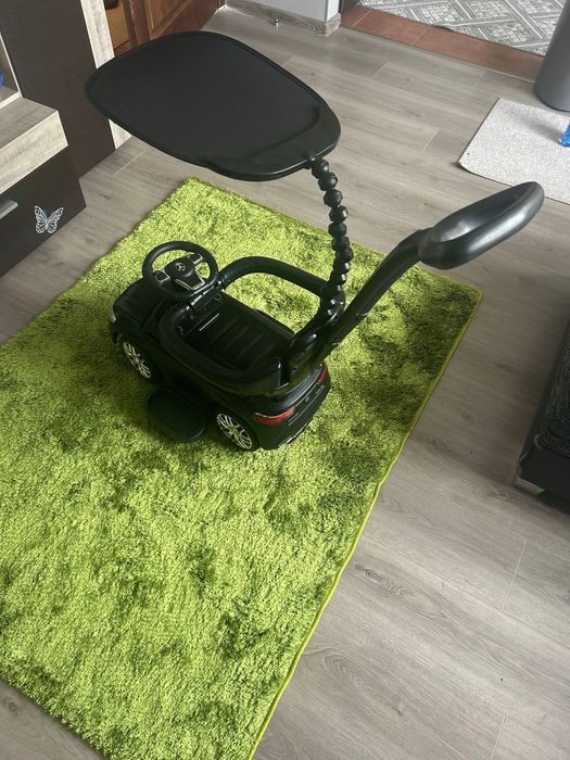 Черна кола за бутане с родителски контрол