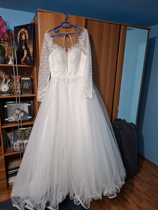Vând rochie de mireasă purtată o singură dată . Este mărimea M dar se potriveste și L și este cu corset . Are un mic defect jos dar se poate ajuta