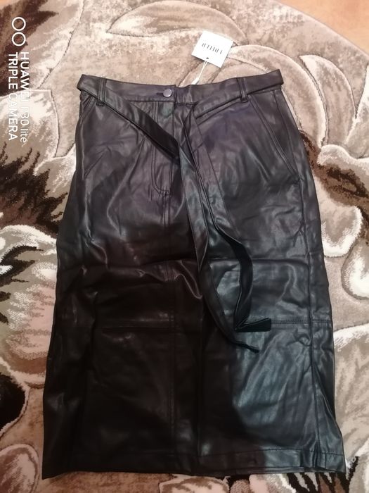 Pantaloni și Fuste de piele