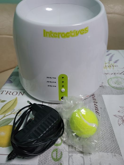 Aruncator automat de mingi pentru caini