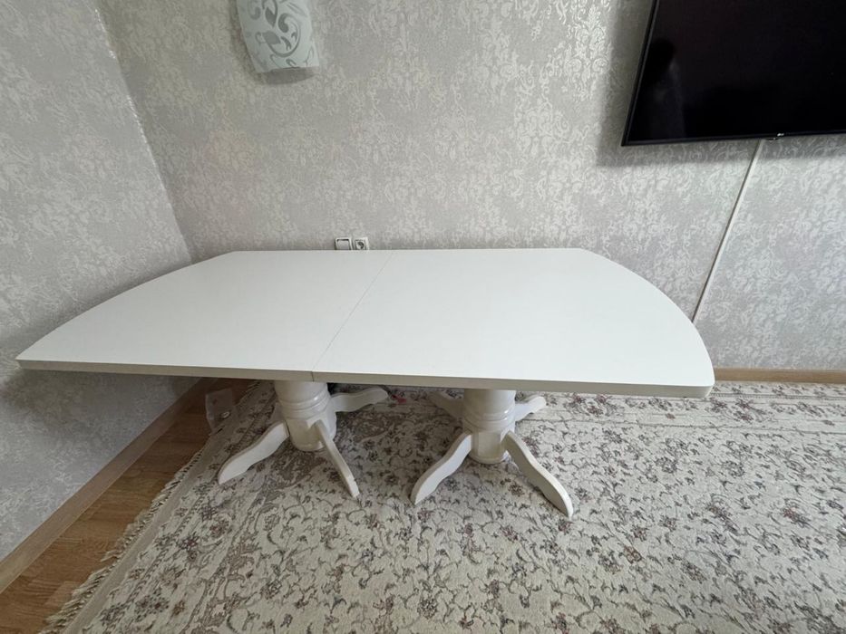 Продам большой стол для зала