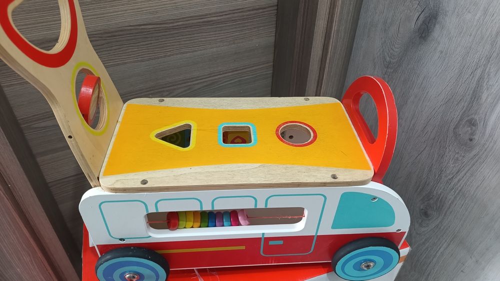 Tooky Toy Wooden Multi-Function Walker е детска дървена проходилка с интерактивни активности